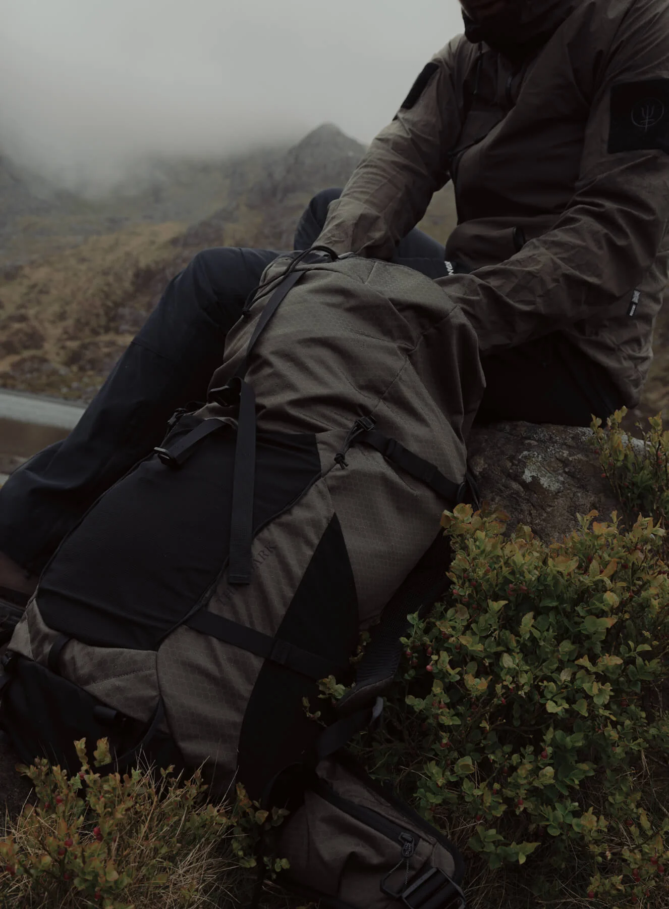 PINNACLE 42L HIKING BACKPACK - Image 7